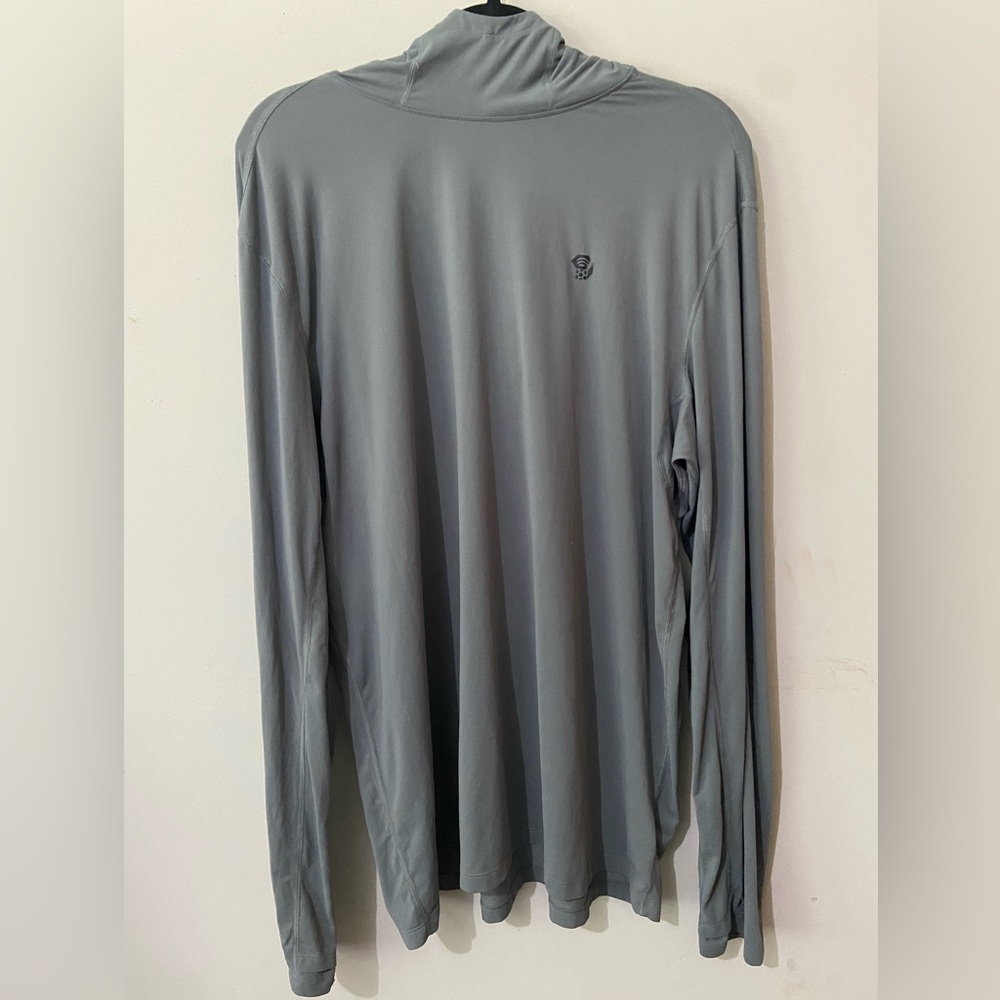 Men’s Mountain Hardwear lightweight long sleeve hooded pullover. Size XL
